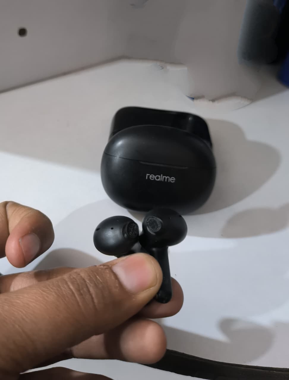 Realme Buds T110 | Original | Pre-owned | Perfectly Working | with Box - Image 3